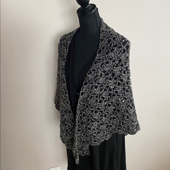 Sweaters - Elegant Black and White Women's Shawl